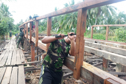 Satgas TMMD pasang pagar pada Jembatan Handil Samsu