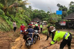 Aparat Polres Bangli atasi longsor di beberapa lokasi