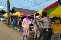 Bhabinkamtibmas disiplinkan protokol kesehatan masyarakat di pasar