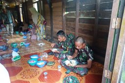 Eratkan silaturahmi Satgas TMMD gelar makan bersama warga