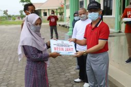 Penjabat Sekda Pringsewu beri bantuan sarana dan prasarana industri