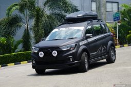 Tampilan Suzuki XL7 yang dimodifikasi "serba hitam" senilai Rp107 juta