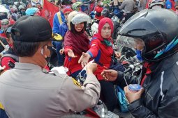 Polisi bagikan masker dan air mineral kepada buruh di Belawan