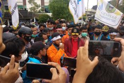Pimpinan DPRD Provinsi Jambi temui massa