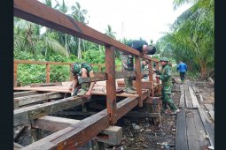 Satgas TMMD bersama warga terus kejar pembangunan jembatan