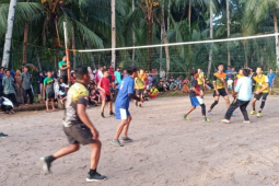 Semakin seru pertandingan voli warga suport tim masing-masing