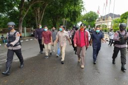 Temui massa, Ketua DPRD jalan kaki dari DPRD ke Simpang BI