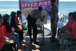 Police's Speed Pintar helps Kotabaru coastal children learn during pandemic