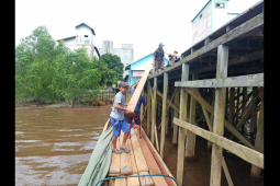 Begini Satgas TMMD kirim kayu ke lokasi pekerjaan jembatan