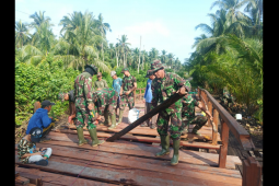 Satgas TMMD pasang papan dan pagar pada Jembatan Handil Samsu