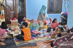 Sejumlah warga terdampak longsor dan banjir  butuh bantuan pakaian