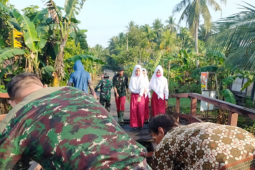 Pelajar di lokasi TMMD sumringah melihat jembatan hampir selesai