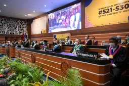 Rektor Unair kukuhkan lima guru besar baru