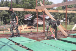 Pembangunan Pos Terpadu mulai tahap pemasangan atap