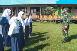 Pelajar SMP 3 Pulau Hanaut dapat latihan PBB dari personel Satgas TMMD