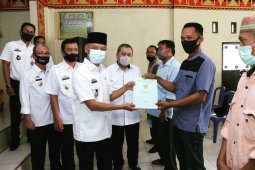 Bupati Pringsewu serahkan sertifikat kepada masyarakat Pekon Sinarwaya