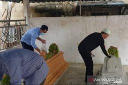 Saidi Mansyur rutin ziarah makam kakek nenek