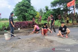 CMC Tempel Jalan Berlubang di Minut