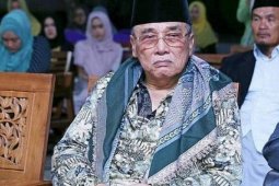 Pengasuh Ponpes Al Falah Ploso Kediri KH Mun'im Djazuli wafat