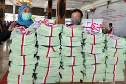 Pemprov  Jatim serahkan bantuan pemulihan ekonomi di Pacitan