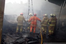 Belasan kendaraan berikut bangunan bengkel terbakar di Jaktim