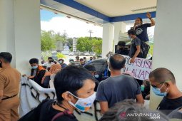 Dugaan cabul Kepsek, alumni SMAN 09 Kendari demo Diknasbud