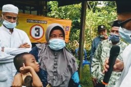 M Rusli bantu bocah penderita kelainan fisik