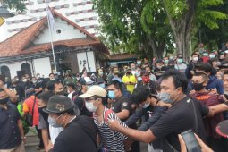 169 orang diamankan saat unjuk rasa tolak UU Cipta Kerja di Surabaya