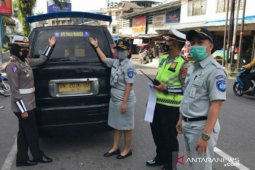 Jasa Raharja Babel-Satlantas Polres bagikan stiker himbauan "Ayo Pakai Masker"
