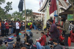 Shalat berjamaah di depan Gedung DPRD Kalbar warnai demo