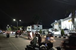 Aksi unjuk rasa berlanjut hingga malam, satu motor dinas polisi dibakar