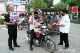 Cegah warga terinfeksi COVID-19, Satres Narkoba Tanjungbalai bagikan 350 masker