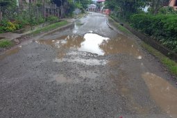 Jalan penghubung tiga desa di Kerinci rusak
