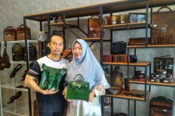 Istri perwira TNI di Jambi tekuni bisnis kerajinan kulit buaya asli Papua