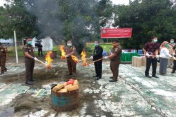 Kejari Langkat musnahkan barang bukti dengan dibakar