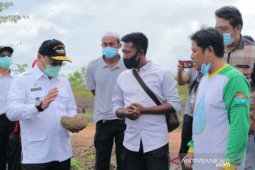 Gubernur Babel serahkan bantuan kepada petani holtikuktura Cambai