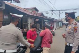 Polisi tindak pengendara yang tidak kenakan masker