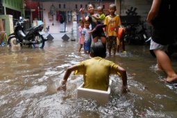 BPBD evakuasi warga korban banjir di Kota Bekasi