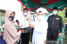 Disela kampanye, Ratu Tatu dihadiahi makanan khas "Bontot Pontang"