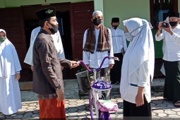 Hari Santri, MTsN 11 Jember bagikan sepeda kepada siswa berprestasi