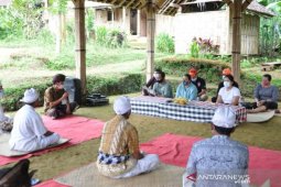 Bupati Tabanan serahkan bantuan kepada pemangku di Desa Angseri