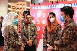 Gubernur Khofifah berpesan Dekranasda Jatim lakukan literasi digital