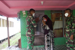 Satgas TMMD berpamitan setelah sebulan tinggal bersama keluarga asuh