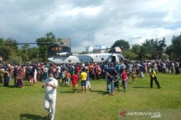 US pilots land helicopter at Barabai's Dwi Warna Field