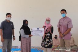 Melati Erzaldi serahkan Bantuan Freezer ke Koperasi Wanita Lubuk Besar