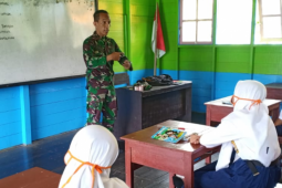 Satgas TMMD jadi guru mata pelajaran bahasa asing