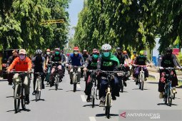 Gubernur Khofifah "gowes" serukan pakai masker di Situbondo