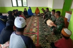 Tingkatkan iman dan taqwa dengan Rebana, Satgas TMMD latih warga