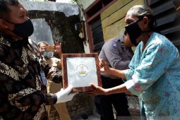 Nenek Sumirah, warga kurang mampu dari Kediri dapat bantuan Presiden Jokowi