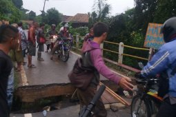 Jalan penghubung kabupaten OKU dan OKI nyaris putus akibat jembatan amblas